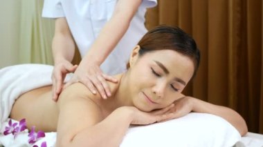 4 bin. Geleneksel Tayland masajı, güzel genç Asyalı kadın çıplak sırt masajı ile güzellik merkezinde masör tarafından dinleniyor..