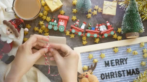 Kéz Kötelet Kötni Egy Kraft Papír Lapok Karácsonyi Ajándék Doboz — Stock videók
