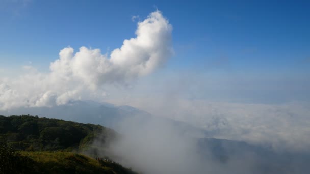 Bin Mavi Gökyüzü Olan Sisli Dağların Maceraperest Tırmanışçıların Bulunduğu Beyaz — Stok video