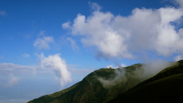 Geweldig Uitzicht Mistige Bergen Nationaal Park Mist Met Blauwe Lucht — Stockvideo
