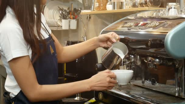 Profesjonalny Barista Robi Filiżankę Kawy Barman Wylewanie Pianki Mlecznej Przed — Wideo stockowe