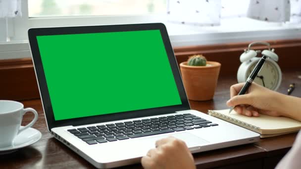 ノートパソコンで作業するクローズアップ女性 スライドのためのキーボードとタッチパッドやトラックパッドで指を使用して 空白の緑色の画面クロマキーを持つコンピュータのラップトップ — ストック動画
