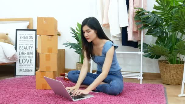 Mulher Asiática Digitando Teclado Computador Notebook Chão Quarto Com Caixa — Vídeo de Stock