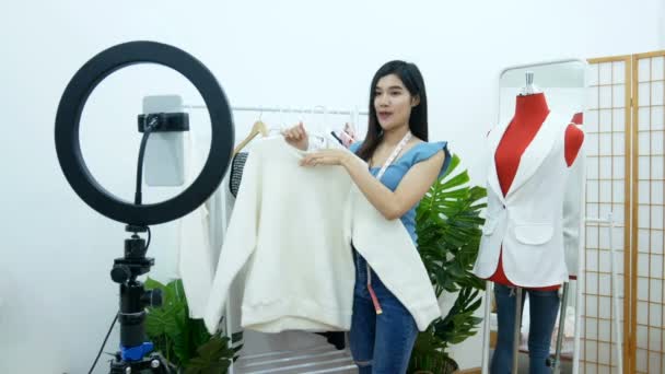 Asian Woman Live Streaming Selling Women Fashion Clothing Fashion Accessories — 图库视频影像