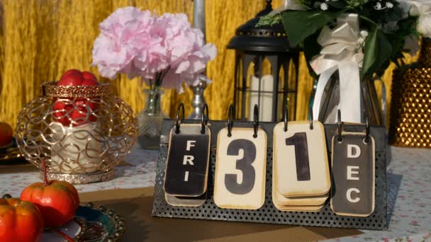 12月31日 から1月1日 パーティーの装飾が施されたテーブルの上で フリップヴィンテージメタルカレンダーのページをめくる手 新年のコンセプトのカウントダウン — ストック動画