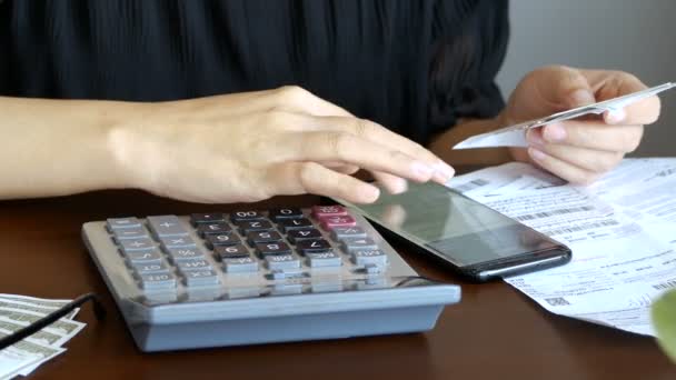 Mujer Contabilidad Factura Estado Cuenta Línea Con Cuentas Deuda Tarjetas — Vídeo de stock