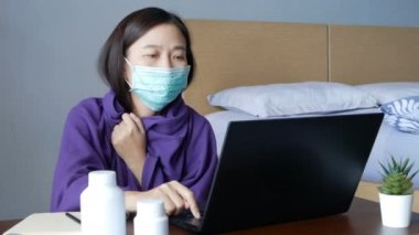 Hasta uzaktan video konferansını kullanıyor, laptoptaki doktorla hastalık hakkında online danışmanlık yapıyor, video aracılığıyla ilaç alıyor. Teletıp, Teletıp ve internet hastanesi