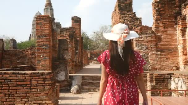 Yalnız Gezgin Konsepti Kırmızı Elbiseli Mutlu Bir Asyalı Kadın Turist — Stok video
