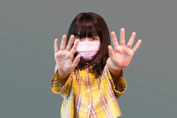 Petite Fille Portant Masque Protection Contre Les Maladies Infectieuses Transmissibles — Photo