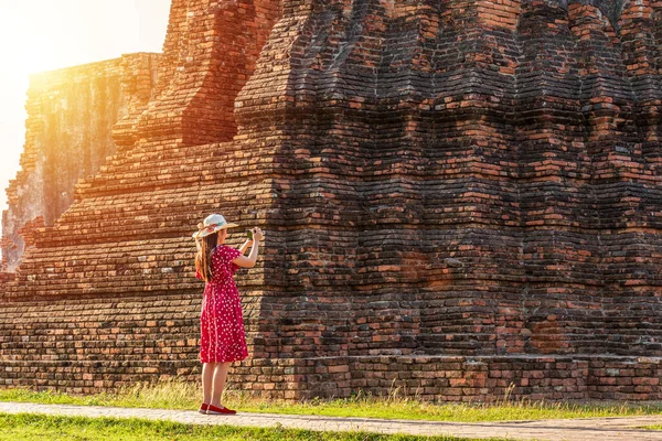 Concepto Viajero Solo Mujer Asiática Feliz Turista Vestido Rojo Tomando — Foto de Stock