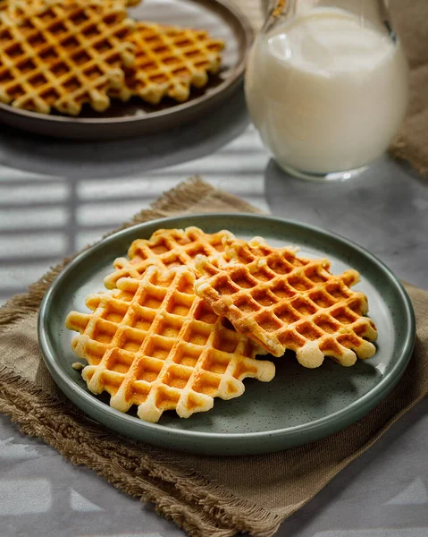 Waffles Belgas Caseiros Serviram Prato Foco Seletivo — Fotografia de Stock