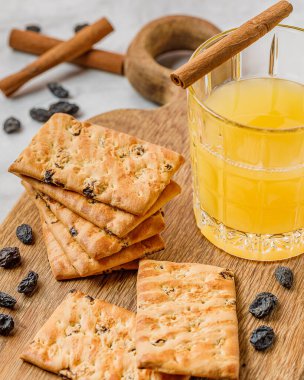 Masada kuru üzüm ve tarçınlı ev yapımı kurabiyeler.