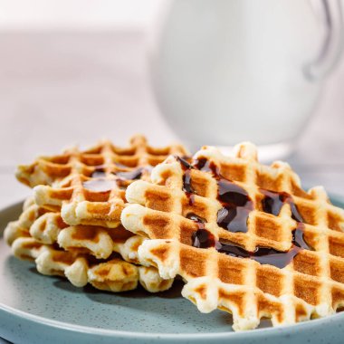 Tabakta servis edilen ev yapımı Belçika waffle 'ları. Seçici odak.