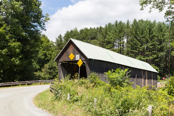 Rustik vermont täckta bron — Stockfoto