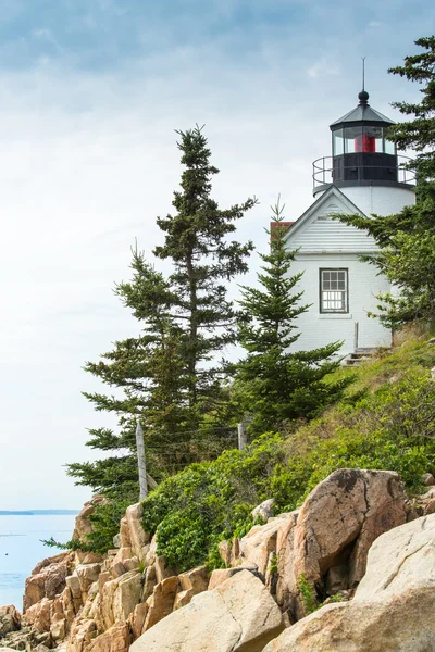 Bass Harbor Lichtstation mit Blick auf die Bucht Stockbild