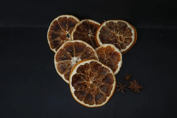Szárított Narancs Szeletek Ánizs Elszigetelt Fekete Alapon Karácsony Újév Hangulata — Stock Fotó
