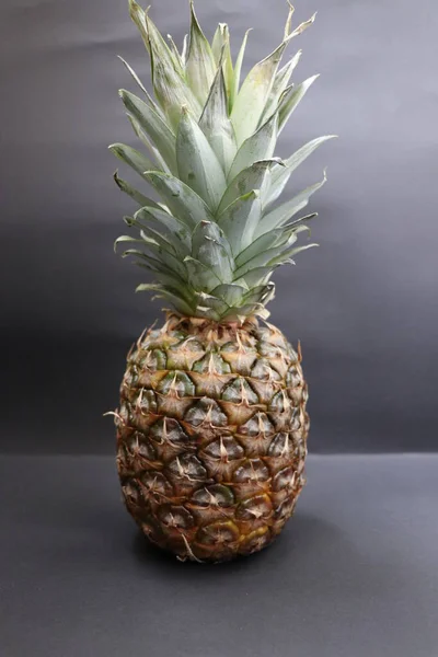 Große Und Saftige Ananas Isoliert Auf Weißem Hintergrund Leckere Und — Stockfoto