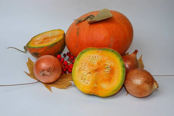 Velké Šťavnaté Pomerančové Dýně Červená Jablka Horský Popel Cibule Kornouty — Stock fotografie