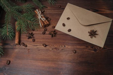 Spruce dalları, koniler, tarçın, ahşap bir arka planda izole edilmiş anason.