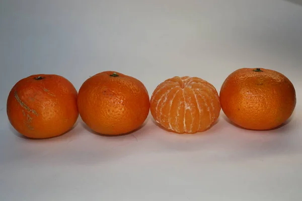 Saftige Leckere Mandarinen Tannenzweige Und Zapfen Isoliert Auf Weißem Hintergrund — Stockfoto