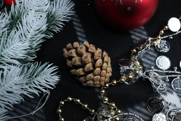 Weihnachtskranz Tannenzapfen Mandarinen Perlen Rote Beeren Auf Kariertem Karo — Stockfoto
