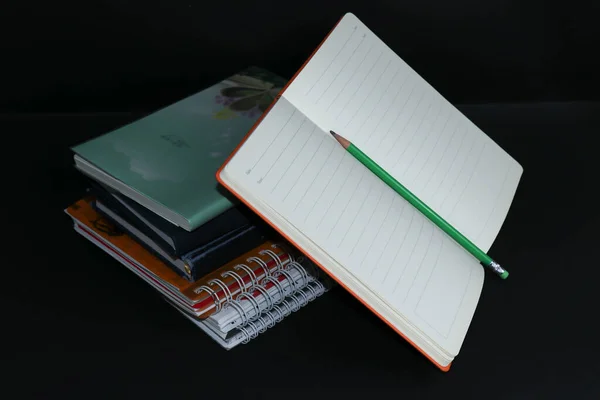 Kilka Notebooków Ołówków Naklejek Zakładek Tabletów Sznurków Odizolowanych Czarnym Tle — Zdjęcie stockowe