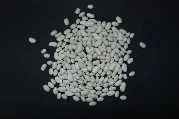 Mısır gevreği, organik bir ürün. Siyah arka planda çeşitli glütensiz tahıllar olan bir yığın. Fasulye, bezelye, buğday, karabuğday, yulaf