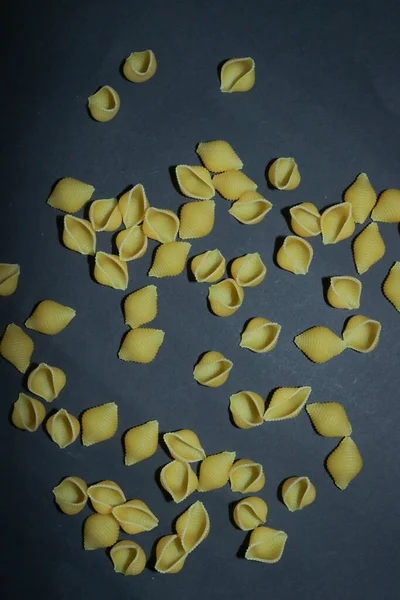 Pasta Isolerad Svart Bakgrund Pastaprodukter Spagetti Skal Och Slangar — Stockfoto