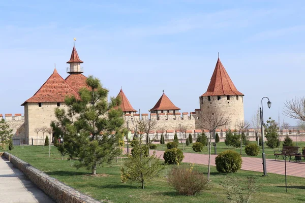 Liman şehrinin antik kalesi, taş duvarlar, izole şövalye unsurları.