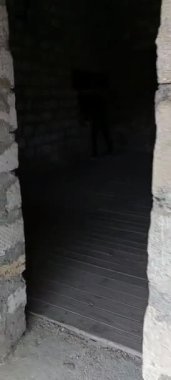 Liman şehrinin antik kalesi, taş duvarlar, izole şövalye unsurları.