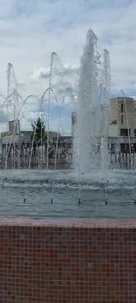 Fontaine Dans Centre Ville Par Une Journée Ensoleillée Printemps Endroit — Video