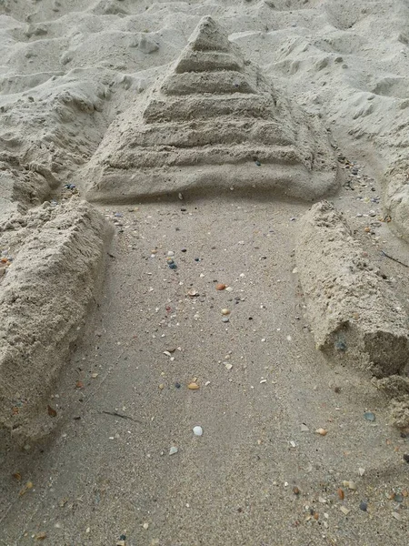 Kumdan kale. Sahilde kumsal piramidi