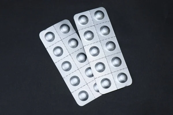 Fekete Alapon Izolált Gyógyszerek Tabletta Kapszula Fecskendő Pipetta Kötszer Ragtapasz — Stock Fotó