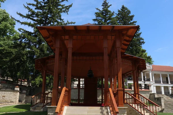 Parkta dinlenmek için güzel çardaklar, yüksek ağaçlar ve parlak yeşil çimenler.