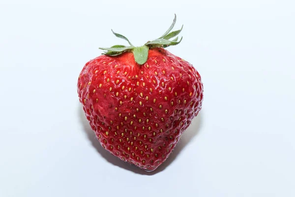 Beyaz arka planda izole edilmiş parlak sulu çilekler. Lezzetli meyveler. Sağlıklı beslenme