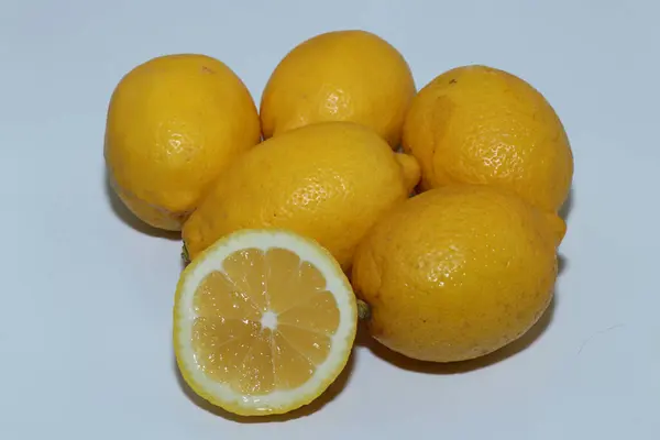 Beyaz arka planda izole edilmiş sarı ve yeşil sulu limon ve limonlar. Sağlıklı beslenme. Lezzetli meyveler