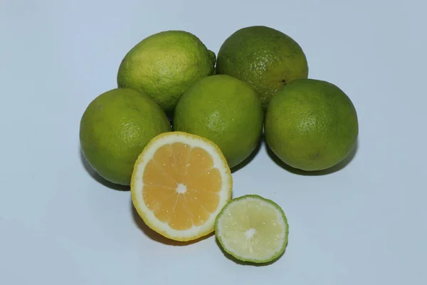 Limões Limas Suculentos Amarelos Verdes Isolados Fundo Branco Alimentação Saudável — Fotografia de Stock