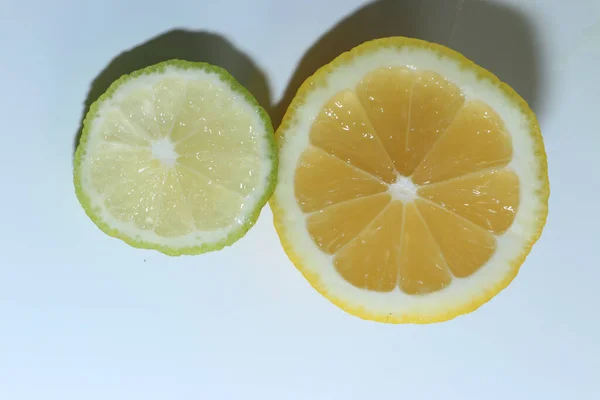 Желтые Зеленые Сочные Лимоны Лаймы Изолированы Белом Фоне Здоровое Питание — стоковое фото