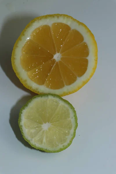 Κίτρινα Και Πράσινα Ζουμερά Λεμόνια Και Γλυκολέμονα Που Απομονώνονται Λευκό — Φωτογραφία Αρχείου