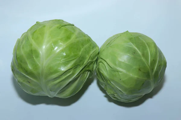 Lahana, domates, beyaz arka planda izole edilmiş salatalıklar. Yaz salatası için sebzeler. Sağlıklı beslenme.