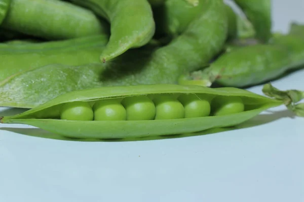 Hráškové Lusky Izolované Bílém Pozadí Hrášek Zdravé Jídlo Zelená Rostlina — Stock fotografie