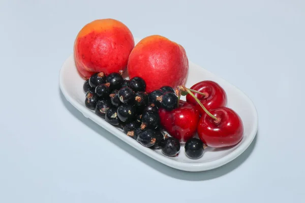 Lédús Ízletes Sárgabarack Cseresznye Ribizli Fehér Alapon Elszigetelve Bogyó Gyümölcs — Stock Fotó