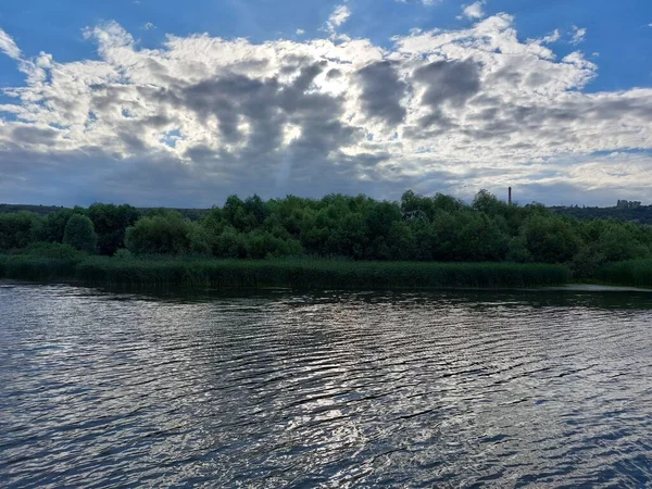 Nehrin ortasından tepelik yamaçlara kadar orman ile kaplanmış manzarayı izle.