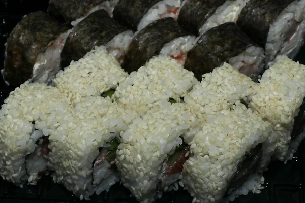 日本菜 寿司卷套 又大又新鲜的一套用筷子吃寿司 — 图库照片