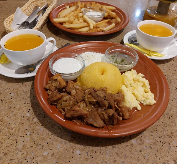 传统的摩尔多瓦菜是纯正的法式薯条和沙棘茶 玉米粥 用托卡纳和酱汁在一个大盘子里 摩尔多瓦餐馆的美味晚餐 — 图库照片