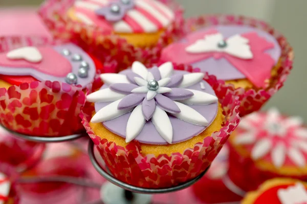 Gustoso cupcake su standard — Foto Stock