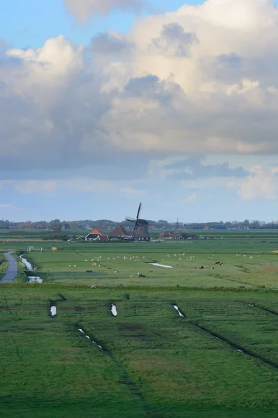 Ancien moulin à vent dans le paysage agricole — Photo