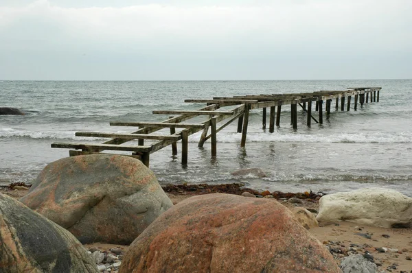 Gammal brygga i havet — Stockfoto