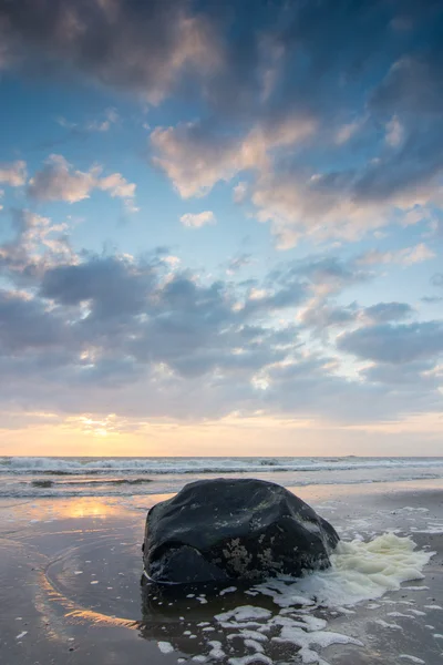 Solnedgången över nederländska beach — Stockfoto