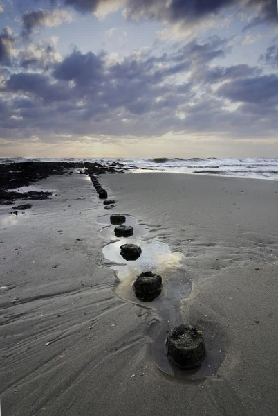 Solnedgang over nederlandsk strand – stockfoto